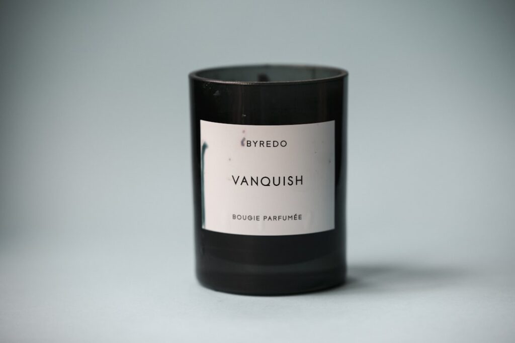 Vanilla Bourbon & Gourmand: Refined Home Fragrance - monochrome luxury vanilla essence