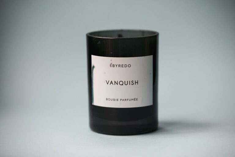 Vanilla Bourbon & Gourmand: Refined Home Fragrance - monochrome luxury vanilla essence