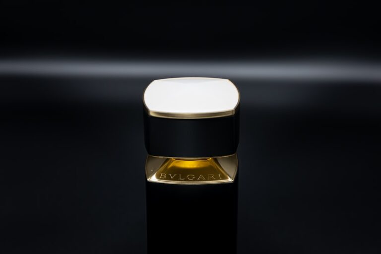 Pure Essential Oils vs. Fragrance Oils: A Refined Choice - minimalist luxury essential oil diffuser